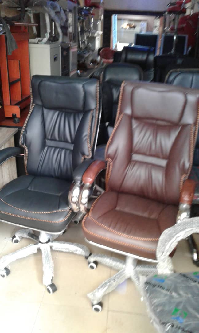 Swivel Chair with Headrest